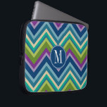 Farblich Zickzack Muster, kundenspezifisches Monog Laptopschutzhülle<br><div class="desc">Ein kühn gestalteter Deko in trendigen Pfauenfarben. Wenn Sie die Monogramme anpassen müssen,  klicken Sie auf die Schaltfläche Anpassen und ändern Sie sie.</div>