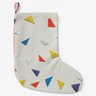 Farbpapiere auf weißer Oberfläche Kleiner Weihnachtsstrumpf