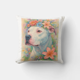 Farbporträt eines Pit Bulls mit floralem All-Over- Kissen
