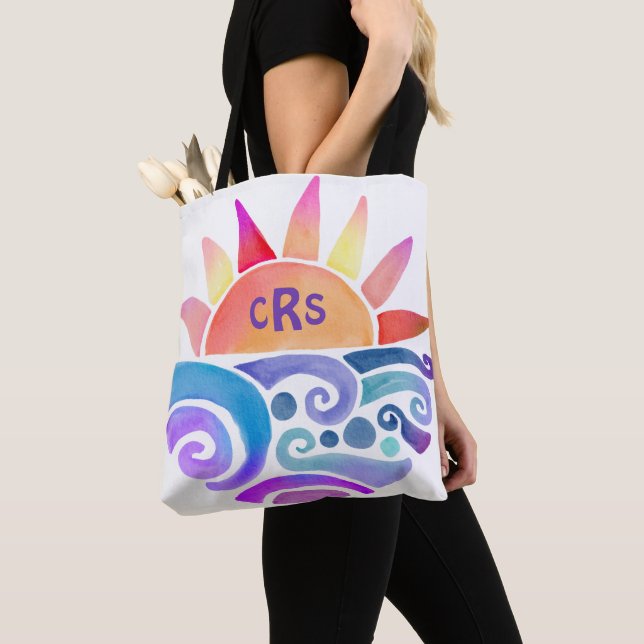 Farbsonnenübersatz über Wasser mit Monogramm Tasche (Von Nahem)