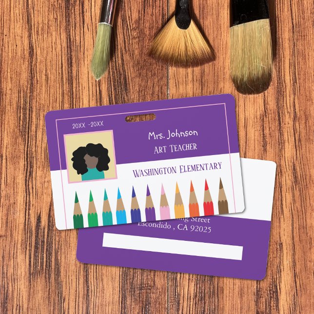 Farbstift-Kunstlehrer Lila horizontales Abzeichen Ausweis (Color pencils art teacher purple and white horizontal photo ID badge .)