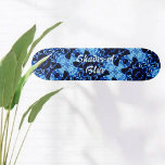 Farbtöne für blaues Muster individuell einstellbar Skateboard<br><div class="desc">Spüren Sie die tropischen Vögel in den Schatten von Blau! Inspiriert durch die Ursprünge des Skateboardens des Surfens auf Bürgersteigen,  sind Blautöne wie das Meer und die Ozeane in diesem Design integriert. Personalisieren Sie Ihre Daten mit Ihrem Namen oder Text. Dieses Bild ist eine Originalfotografie von JLW_FOTOGRAFIE</div>