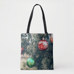 Farbvolle Weihnachtsbaumdekoration auf einem Baum. Tasche