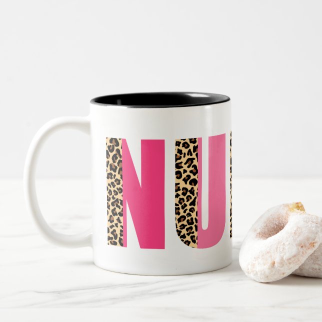 Farbvoller Schriftart mit Leopard Print Accent Bol Zweifarbige Tasse (Mit Donut)