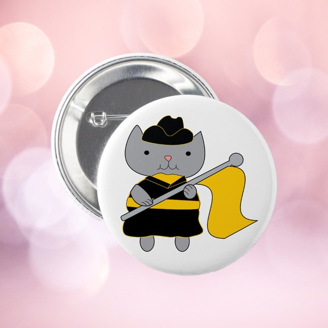 Farbwächter-Katze Cartoon Schwarz Gelb Button (A pin back button featuring a gray cat wearing a black and yellow color guard uniform.)