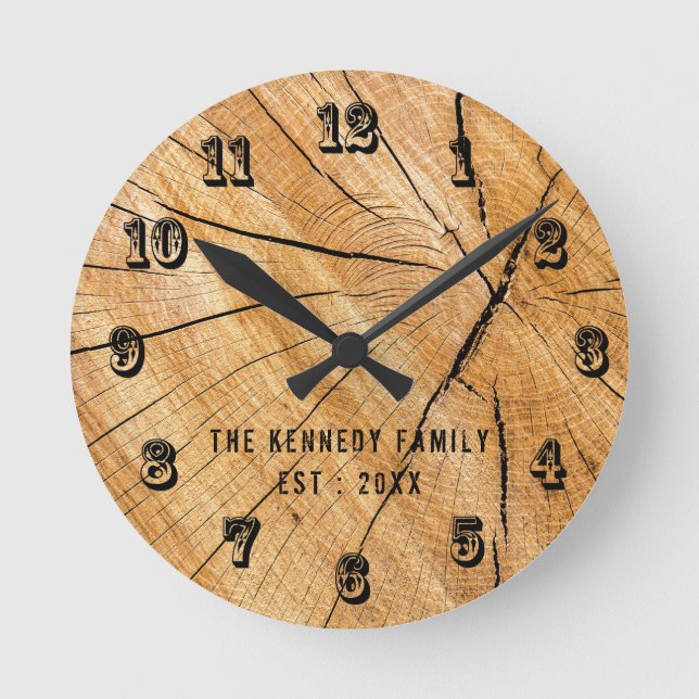 Farmhouse Country Style Family Name Tree Trunk Runde Wanduhr (Vorderseite)