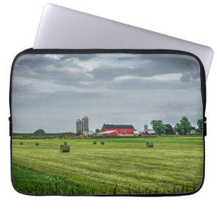 Farms   Red Barn & Silo in Spring Laptopschutzhülle