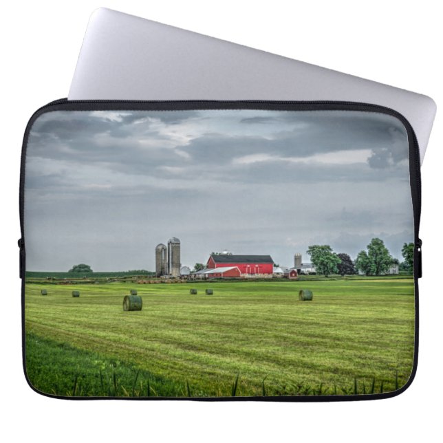 Farms | Red Barn & Silo in Spring Laptopschutzhülle (Vorderseite)