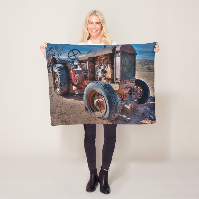 Farms Rusty Antique Tractor Fleecedecke (Beispiel)