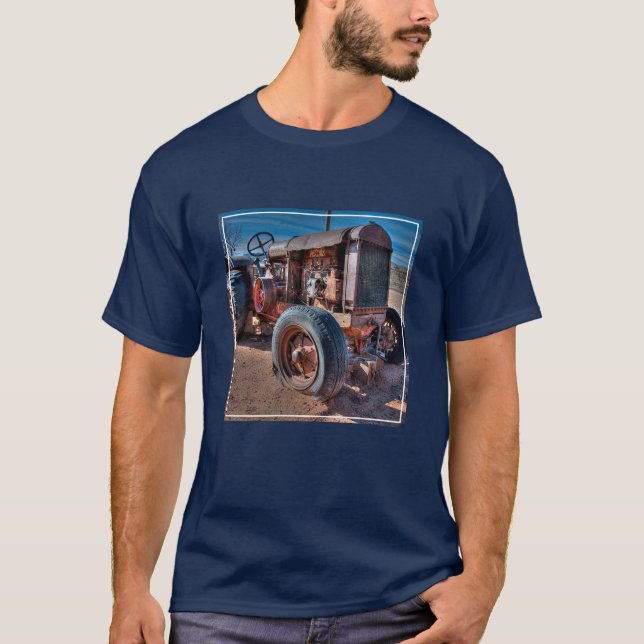 Farms | Rusty Antique Tractor T-Shirt (Vorderseite)