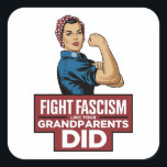 Faschismus bekämpfen wie deine Großeltern Quadratischer Aufkleber<br><div class="desc">Lassen Sie den Geist der Widerstandskraft und Tapferkeit mit diesem "Faschismus bekämpfen, wie Ihre Großeltern es getan haben"-Design verzaubern! Inspiriert durch klassische Propagandaposter des Zweiten Weltkriegs, präsentiert sich dieses gewagte Kunstwerk mit einer starken Frau im Riveter-Stil, die bereit ist, sich zu behaupten. Mit seiner Vintagen Ästhetik, seinen auffälligen Farben und...</div>