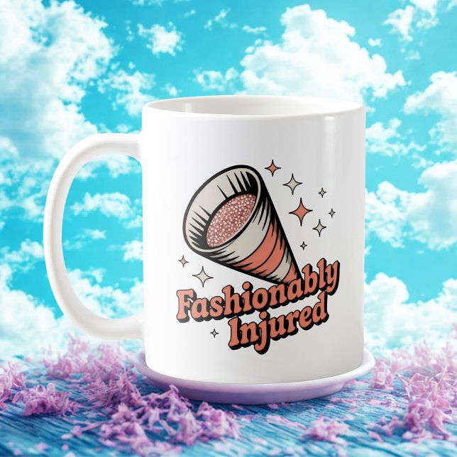 Fashionably Injured | Vet Visit Humor Kaffeetasse (Von Creator hochgeladen)