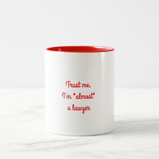 Fast eine Rechtsanwalt-Tasse Zweifarbige Tasse (Mittel)