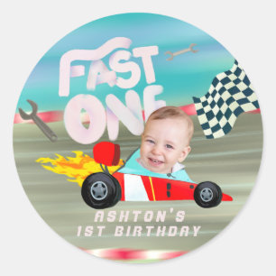 Fast eins runder aufkleber