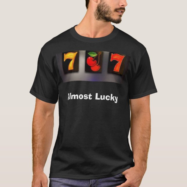 FAST GLÜCKLICHER Kasino-Schlitz-Maschinen-T - T-Shirt (Vorderseite)