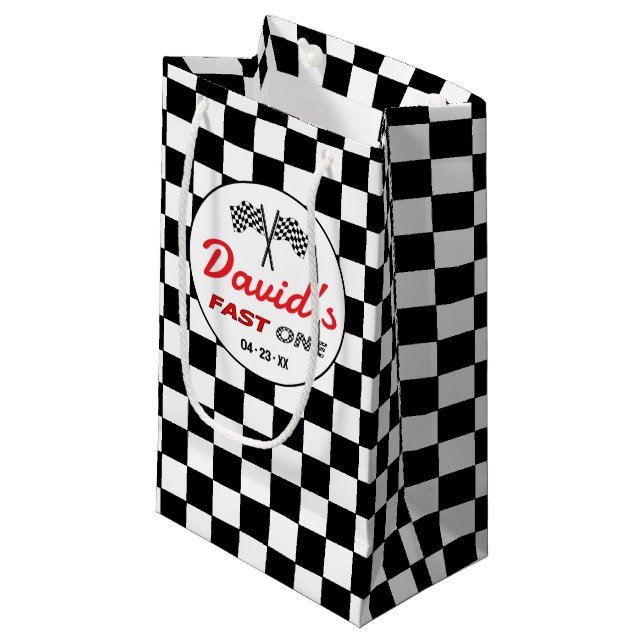Fast ONE | Race Flag Checkered Birthday Gift Bag Kleine Geschenktüte (Vorderseite Schrägansicht)