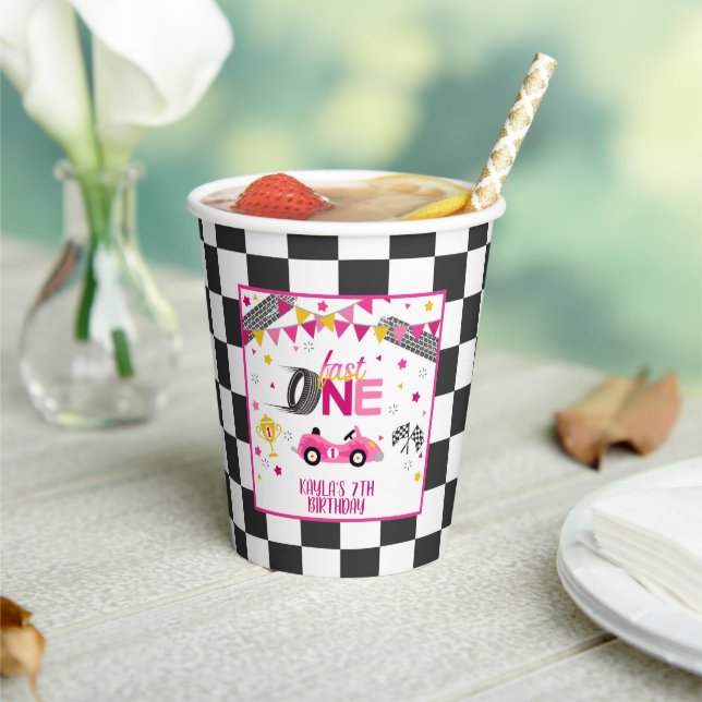 Fast One Racing Birthday Party Cup - Rosa Pappbecher (In Situ)
