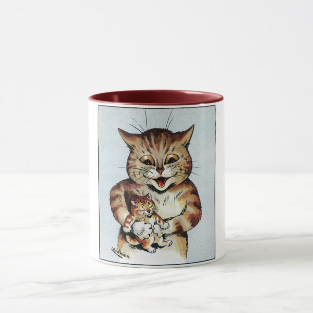 Father Cat Holding a Kitten, Louis Wain Tasse (Zentrum)