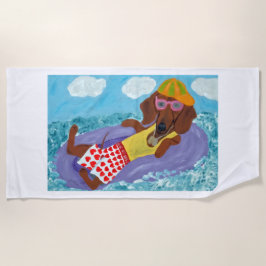 Fauler Dachshund auf einem Floß Strandtuch