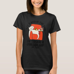 Fauler Kater liegt auf Sofa   Sarkasmus-Witz Sarka T-Shirt