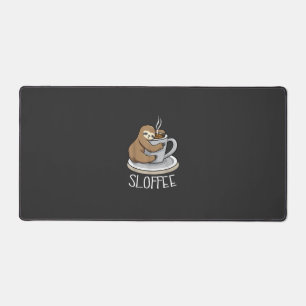 Faultier schläft bei einer Tasse Kaffee Lustiges F Schreibtischunterlage