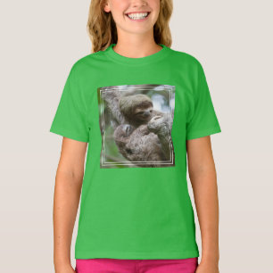 Faultierbaby mit Mutter an einem Baum hängend T-Shirt