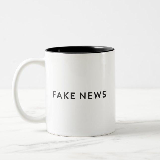 Faux #FakeNews de tasse de nouvelles (Gauche)