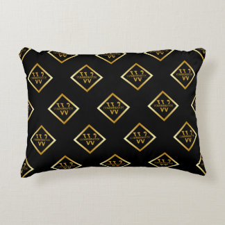 Faux Gold Axis Monogram – Black & Gold Dekokissen