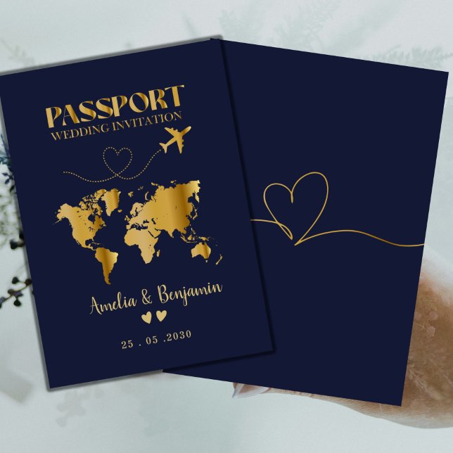 Faux Gold Heart Passport Destination Wedding  Einladung (Von Creator hochgeladen)