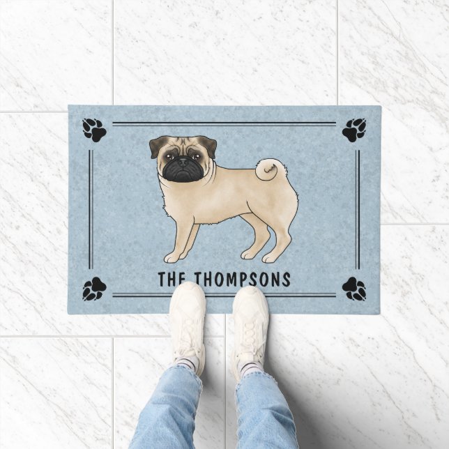 Fawn Mops Hund Niedlicher Cartoon Design mit Famil Fußmatte (Indoor)