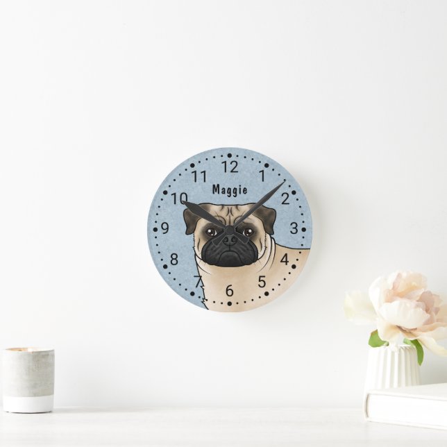 Fawn Mops Hunde Rasse Kopf Nah-up und Name blau Runde Wanduhr (Zuhause)