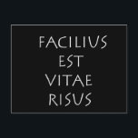 Fazilitäten est vitae risus postkarte<br><div class="desc">Moderus est vitae risus. Mit einem Lächeln ist das Leben leichter. Ein lateinisches Zitat von Weisheit und Philosophie,  das heute noch gültig und wahr ist.</div>
