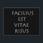 Fazilitäten est vitae risus postkarte<br><div class="desc">Moderus est vitae risus. Mit einem Lächeln ist das Leben leichter. Ein lateinisches Zitat von Weisheit und Philosophie,  das heute noch gültig und wahr ist.</div>