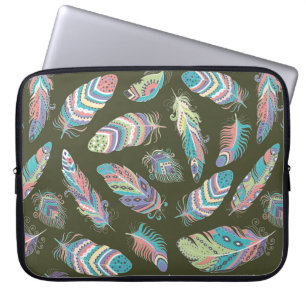 Feathers Boho Nahtlose Muster. Stammesvolkszurück Laptopschutzhülle