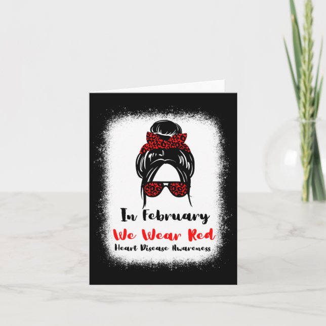 Februar Heart Health Go Red Messy Bun Frauen Karte (Vorderseite)