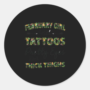Februar Mädchen mit Tattoos Hübsche Augen Runder Aufkleber