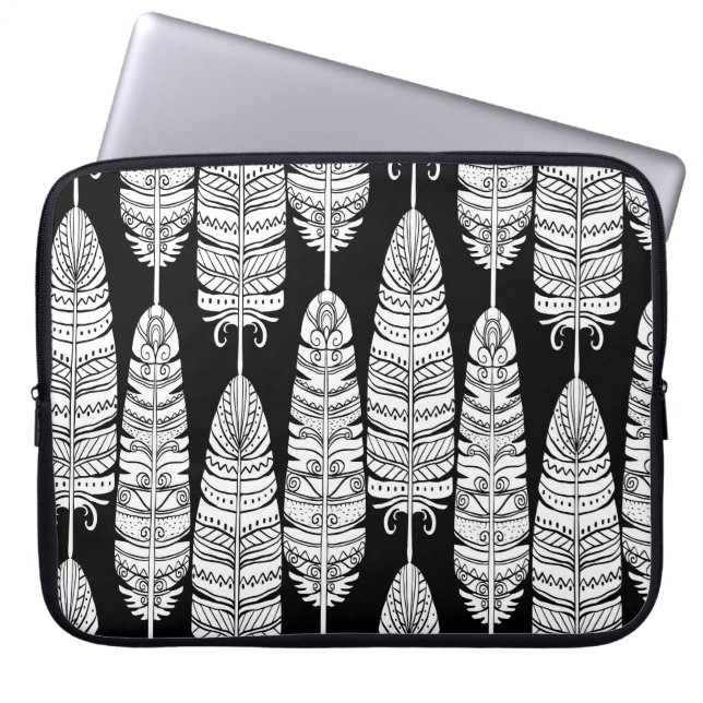Federn Boho: Schwarz-Weiß-Muster Laptopschutzhülle (Vorderseite)