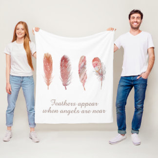 Federn in Rosa und Korallen auf weißem Engel Zitat Fleecedecke