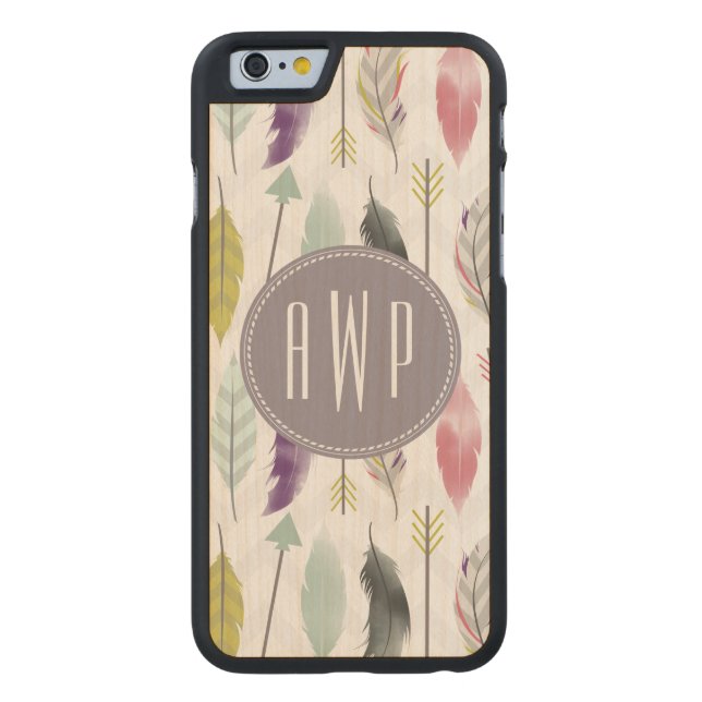Federn und Pfeil-Monogramm Carved Wood iPhone Hülle (Rückseite)