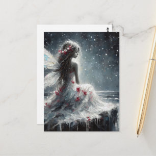 Fee auf einer Meeresklippe in einem weißen Kleid Postkarte