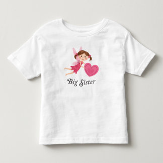 Fee der großen Schwester mit Liebeherz-T - Shirt