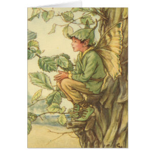 Fée d'orme ailée assise dans un arbre