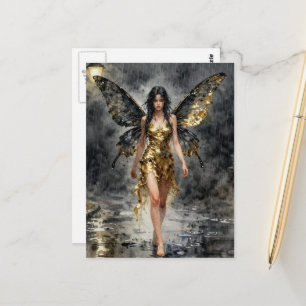 Fee im goldenen Kleid im nächtlichen Regen Postkarte
