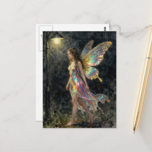 Fee in einem farbenfrohen Kleid im nächtlichen Reg Postkarte