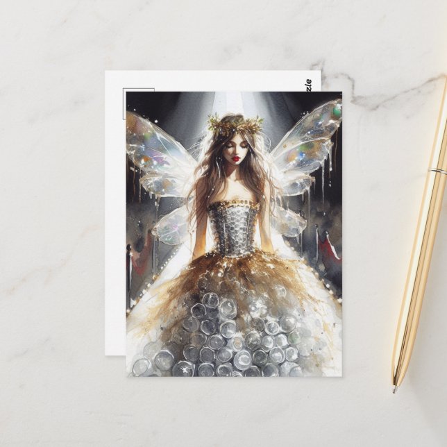 Fee in einem Modekleid aus Kunststoff Postkarte (Vorderseite/Rückseite Beispiel)