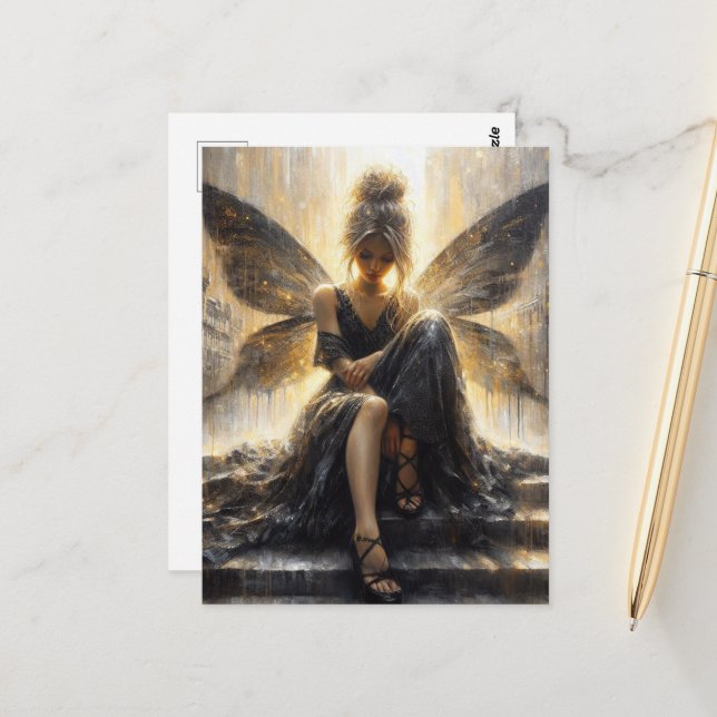 Fee in einem schwarzen Kleid auf der Treppe Postkarte (Vorderseite/Rückseite Beispiel)