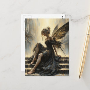 Fee in einem schwarzen und goldenen Kleid, das auf Postkarte