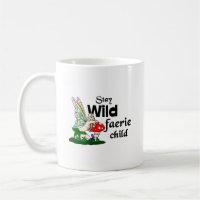 Fee von wild lebenden Feen und Tasse von Pilzen in