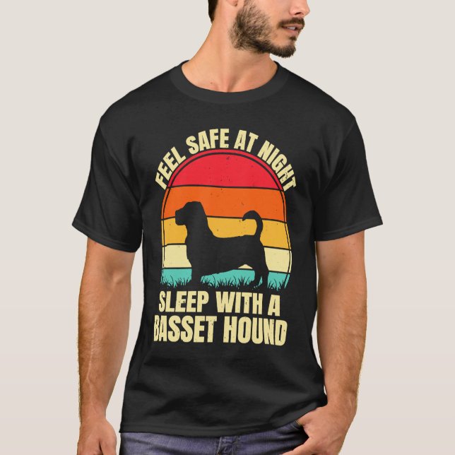 Feel Safe at Night Sleep With a Basset Hound T-Shirt (Vorderseite)