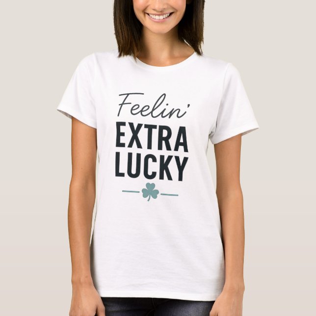 Feelin’ Extra Lucky – Bold Shamrock St. Patrick’s  T-Shirt (Vorderseite)